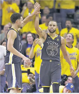  ??  ?? FIGURAS. Klay Thompson y Stephen Curry, dos armas de peso en el equipo de Golden State.