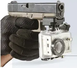  ??  ?? Foto 1: una action camera se puede instalar en la guía de accesorios de la Glock, gracias a un adaptador diseñado a tal efecto.