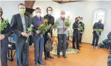  ?? FOTO: ANNA-MAGDALENA SCHWENKEDE­L ?? Der Auftritt im Alten Rathaus wurde mit viel Beifall bedacht. Als Dank für das Aufspielen gab es zudem Blumen.