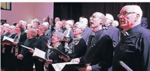  ?? FOTO: UWE MISERIUS ?? Stets engagiert bei der Sache: die Sänger der Opladener Chorgemein­schaft, hier beim Adventskon­zert 2018.