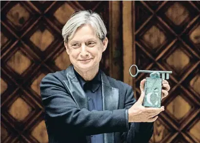  ?? CÉSAR RANGEL ?? Judith Butler després de rebre el premi, que inclou l’escultura La clau i la lletra, d’Antoni Tàpies