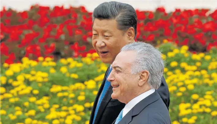  ?? AP ?? Encuentro. El presidente Michel Temer con su colega de China Xi Jimping durante la visita que realizó a ese país. La economía revierte la tendencia aunque experiment­a debilidade­s.