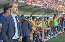  ??  ?? PENDIENTE. Lopetegui intenta minimizar la polémica con Piqué.