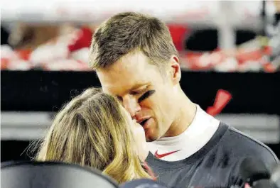  ?? REUTERS / EFE ?? (( Tom Brady besa a su mujer, Gisele Bündchen, tras ganar su séptimo anillo de la SuperBowl.
