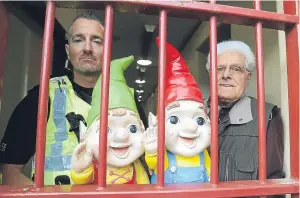  ?? Picture: Kim Cessford. ?? From left: PC Stephen Mulheron, the gnomes and their owner Lamont Forbes at Arbroath police station.