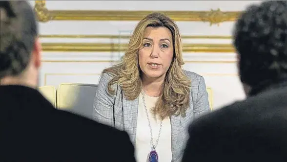  ?? PACO PUENTES / EFE ?? La presidenta de la Junta de Andalucía, Susana Díaz, fotografia­da ayer durante una reunión en el sevillano palacio de San Telmo