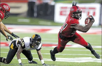  ?? Arkansas Democrat-Gazette/THOMAS METTHE ?? Arkansas State receiver Dijon Paschal (right) slips away from Arkansas-Pine Bluff cornerback Shufon Alcorn during Saturday night’s game at Centennial Bank Stadium in Jonesboro.