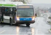  ?? Pat McGrath/OttaWa cItIZEN ?? Gatineau’s Rapibus route launched Saturday and had a rush-hour collision during morning rush hour Monday.