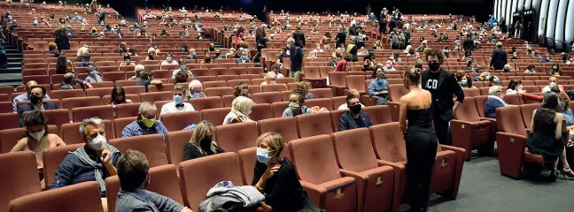  ??  ?? Distanziam­ento Il pubblico della Sala Darsena ieri sera alla prima del film «Molecole» di Andrea Segre (Pattaro/Vision)