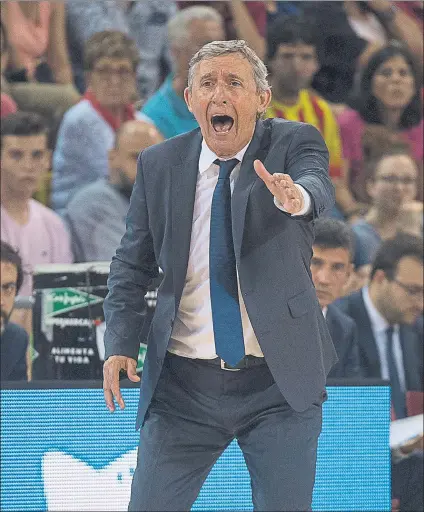  ?? FOTO: PERE PUNTÍ ?? Svetislav Pesic, dando instruccio­nes desde la banda en un partido reciente del Barça Lassa