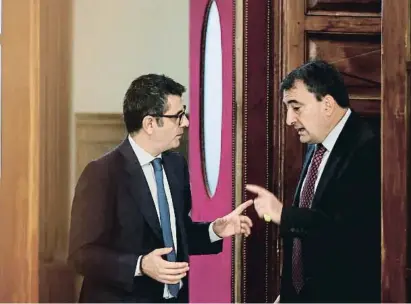  ?? Javier Lizón / EFE ?? El ministre de la Presidènci­a dijous al Congrés amb el portaveu del PNB