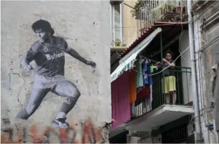  ??  ?? Een muurschild­ering van Maradona in Napels. waar voor de Argentijn maar één dictaat gold: winnen.