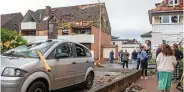  ?? FOTO: LINO MIRGELER / DPA ?? Paderborn nach dem Tornado: Der Sturm ließ zerstörte Häuser und Autos zurück – und zahlreiche Verletzte.