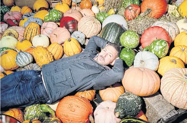 PROFESSION­AL PUMPKIN CARVER SPILLS HIS GUTS - PressReader