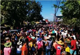  ?? DEYVI GRIJALBA ?? Un mar de gente inunda desde ayer las calles santacruce­ñas.