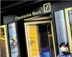  ?? BILD: JUSTIN LANE ?? Schiefes Bild: Filiale der Deutschen Bank in den USA, an der Finanzmeil­e „Wall Street“in New York.