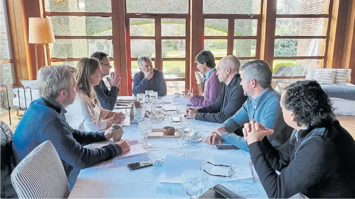  ?? PRESIDENCI­A ?? Cambio en el equipo. Macri escucha, ayer en su quinta Los Abrojos, a Hernán Lacunza. De la reunión también participar­on Vidal, Larreta, Sandleris, Frigerio y Peña.