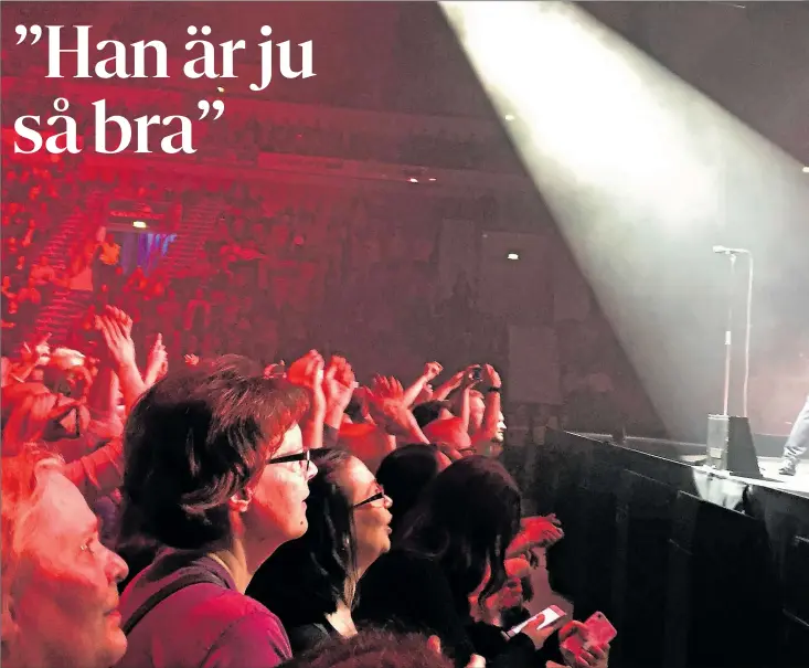  ?? FOTO: CHARLOTTA LINDVALL ?? PÅ FÖRSTA PARKETT. Längst framme vid scenen blir konsertupp­levelsen en helt annan när Bryan Adams och hans band rockar loss. Längst till vänster Minna Lindholm och Helena Lindvall.