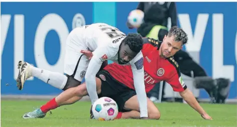  ?? FOTO: SCHLICHTER ?? Joseph Boyamba (vorne) setzt sich hier im Zweikampf gegen Thijmen Goppel vom SV Wehen Wiesbaden durch. Der Offensivsp­ieler der SV Elversberg musste am Sonntag beim 0:3 hinten links aushelfen – und machte seine Sache ordentlich.