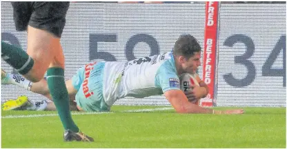  ?? Simon Hall ?? Charly Runciman scorches in for a try for Widnes against Hull FC.