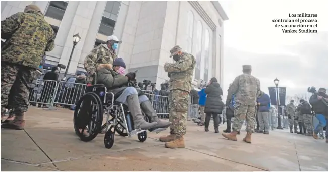  ?? REUTERS ?? Los militares controlan el proceso de vacunación en el Yankee Stadium