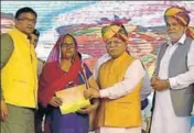  ?? HT PHOTO ?? CM Manohar Lal Khattar giving away achievemen­t certificat­e to a progressiv­e farmer after inaugurati­ng the third Agri Leadership Summit2018 in Rohtak on Saturday.