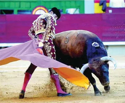  ?? VICENTE CANALLÉS ?? José María Manzanares, en el remate del recibo de capa ayer en Castellón