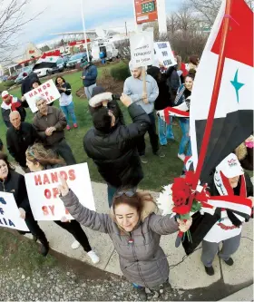  ??  ?? Ayer hubo protestas en varias ciudades de Estados Unidos contra el ataque a una base aérea siria.