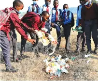  ?? ?? Ngwindingw­i Secondary School pupils pick litter during a cleanup campaign with First Lady Auxillia Mnangagwa in Masvingo yesterday