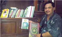  ?? FIRMA ZUHDI/JAWA POS ?? BERAGAM: Syaikhul menunjukka­n sebagian koleksi buku di rumahnya di Jalan KH Mukhsin, Desa Pepe, Sedati.