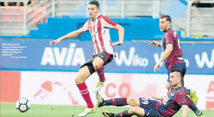  ?? FOTO: JUAN ECHEVERRÍA ?? Mikel Vesga trata de llevarse un balón durante el partido disputado por el Athletic en Ipurua esta temporada