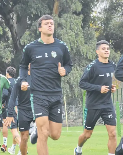  ?? PRENSA BANFIELD ?? En Guillón. Renato Civelli encabeza la práctica en el inicio de esta nueva etapa en el Taladro.