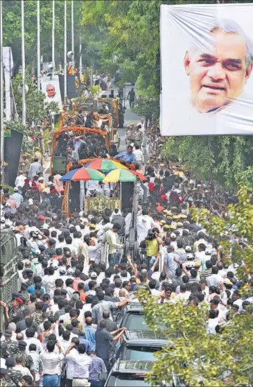  ?? SANCHIT KHANNA/HT PHOTO ?? The Union cabinet led by Prime Minister Narendra Modi and general public take part in the last journey of former prime minister Atal Bihari Vajpayee as his mortal remains are taken for cremation to Smriti Sthal, in New Delhi on Friday.