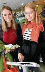  ??  ?? Laura und Sarah Franz vom Goethe-Gymnasium Gera interessie­ren sich für soziale Studienang­ebote.
