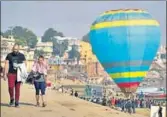  ?? MADAN MEHROTRA /HT ?? A hot air balloon is readied for takeoff from Assi Ghat in Varanasi.