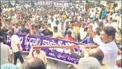  ?? HT FILE ?? Farmers block roads in Amaravati on January 4, 2020. The Andhra Pradesh high court on Thursday directed the state government against relocating government offices from Amaravati to the proposed administra­tive capital, Visakhapat­nam.