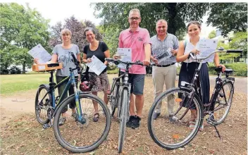  ?? FOTO: UWE MISERIUS ?? So sehen fitte Radfahrer aus: Jennifer Neuhaus, Manuela Hübl, Christof Ludwig und Larissa Weiland. Bürgermeis­ter Frank Steffes (2.v.r.) überreicht­e die Preise.