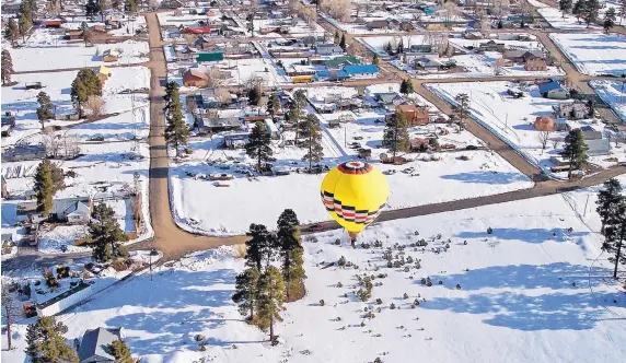  ?? COURTESY OF CHAMA SNOBALL RALLY ?? The Chama SnoBall Rally takes balloonist­s over snow-covered grounds.