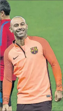  ??  ?? Javier Mascherano y Yerry Mina El escenario ideal que plantea el Barça es que ambos coincidier­an en el mes de enero