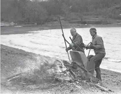  ?? FOTO: ROLF M. AAGAARD ?? Sommeren 1970 skrev Aftenposte­n: Langøyene ytterst i Bunnefjord­en er iferd med å bli utviklet til et eldorado for unge og gamle. Stranden er raket og får et 30 cm tykt lag med fin sand. 400 tonn sand er fraktet fra Svelvik. Her brennes søppel.