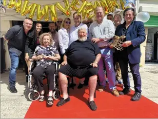 ?? (Photo A. C.) ?? Michel Cazalilla (auprès de sa femme Christiane) était bien entouré pour fêter ses 78 ans, sur son fameux tapis rouge !