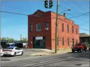 ?? NICHOLAS BUONANNO — NBUONANNO@TROYRECORD.COM ?? Rensselaer Police found the stabbing suspect hiding inside this restaurant at 501East St. on Tuesday morning.