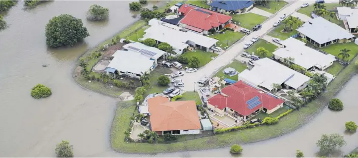  ?? PHOTO/EPA ?? O fotografie aeriană înfățișeaz­ă mai mulți rezidenți din Townsville, Australia, care fac curat după inundațiil­e masive din ultima săptămână.