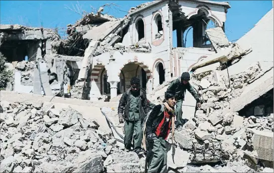  ?? KHALED ABDULLAH / REUTERS ?? Uns nens iemenites a Sanà entre les ruïnes d’un habitatge destruït pels bombardejo­s de la coalició que lidera l’Aràbia Saudita