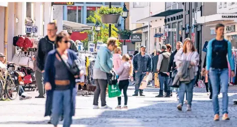  ?? FOTO: REICHWEIN ?? Im Vergleich zur vergangene­n Woche waren am Montag in der Moerser Innenstadt deutlich mehr Menschen anzutreffe­n.