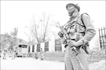  ?? — AFP photo ?? Indian parmilitar­y troopers stand guard in Srinagar.