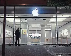  ??  ?? La boutique Apple de Zurich (Suisse) a dû être évacuée, mardi (illustrati­on).