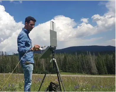  ??  ?? Daniel J. Keys paints a plein air landscape.