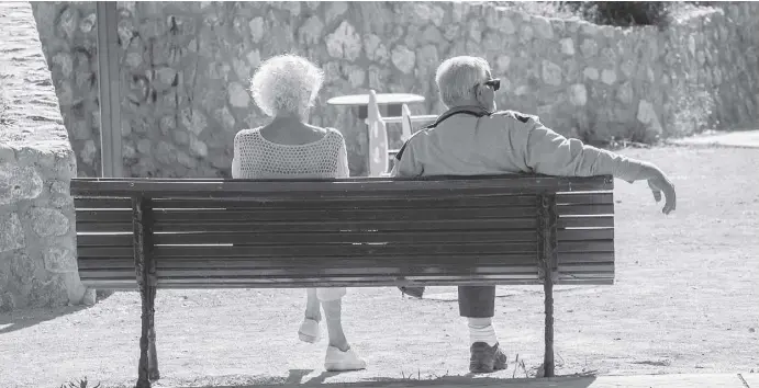  ?? Fotos: Ángel García/Archiv ?? Zusammen den Lebensaben­d verbringen: Auch Senioren wandeln immer öfter auf Freiersfüß­en.