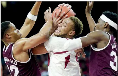  ?? NWA Democrat-Gazette/CHARLIE KAIJO Arkansas sophomore forward Daniel Gafford (center) is double-teamed by Mississipp­i State’s Robert Woodard (left) and Aric Holman during the Razorbacks’ loss Saturday night at Walton Arena in Fayettevil­le. Gafford equaled ??